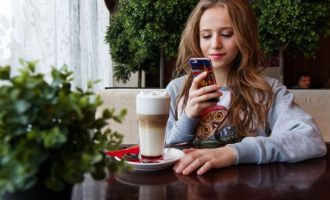 Studimi i ri: Varësia ndaj telefonave ndryshon strukturën e trurit, njejtë sikurse narkotikët