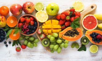 5 arsyet pse duhet të hani fruta në mëngjes