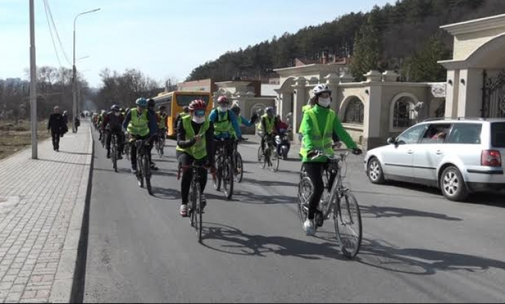 Çiklistët marshojnë kundër ajrit të ndotur, kërkojnë nga qytetarët të shfrytëzojnë biçikletat