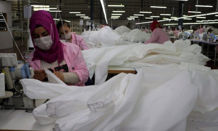 Një fabrikë në Turqi ndryshon prodhimin – nga tekstile, në veshje mbrojtëse ndaj coronavirusit