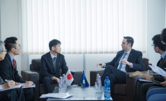 ABDIXHIKU PRET NË TAKIM PËRFAQËSUESIT E JICA-S