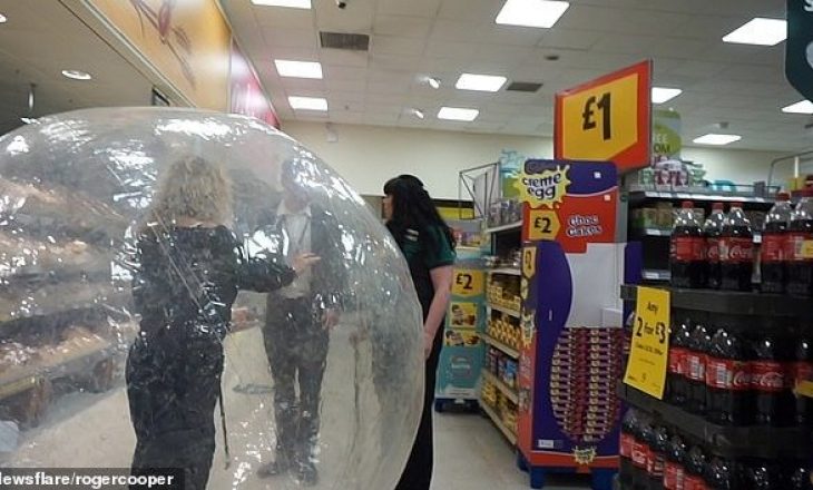 Frika nga koronavirusi/ Qeshni me lot, ja çfarë mënyre ka zgjedhur kjo grua për të blerë ushqime