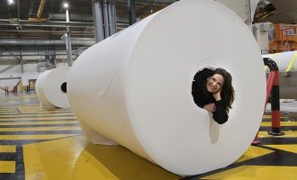 Në kohë koronavirusi: Pamje brenda fabrikës më të madhe të letrave higjienike