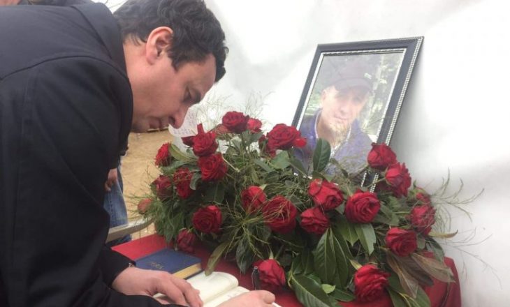 Dy ditë pas kritikave nga vëllai i Qerim Kelmendit: Kurti shkon për homazhe në familjen e ish-luftëtarit