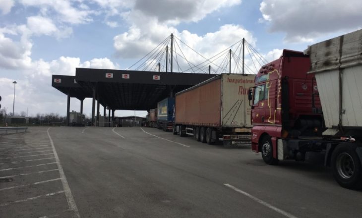 ​Heqja e tarifës për lëndën e parë, rreth 150 kamionë kanë hyrë nga Serbia