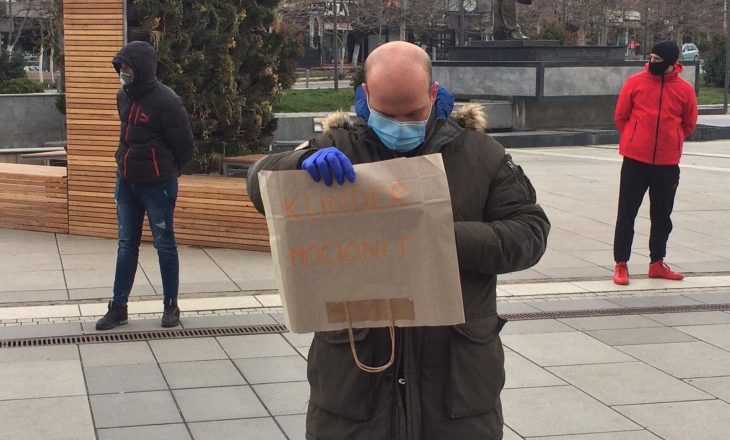 Valdrin Ahmeti i VV proteston vetëm në mbrojtje të Qeverisë Kurti