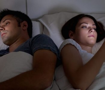 Këshilla si të flini më mirë kur ndiheni të kërcënuar nga koronavirusi