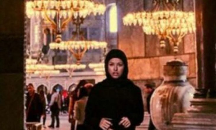 Pozoi nudo para xhamisë, Turqia lëshon fletarrest për modelen e “Playboy”