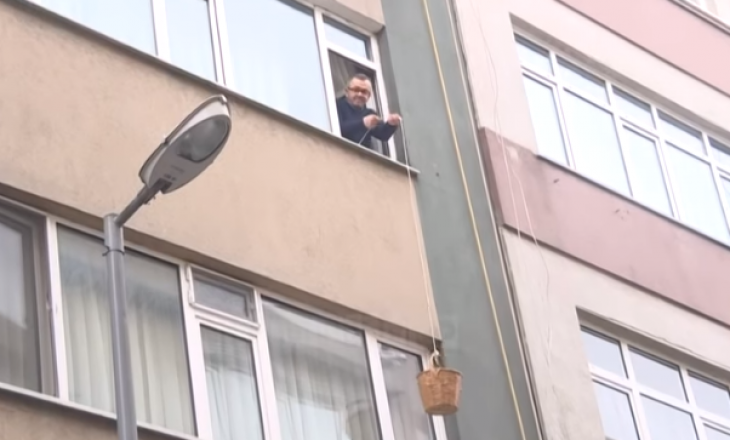Të moshuarit në Turqi bëjnë pazar me kovë e litar