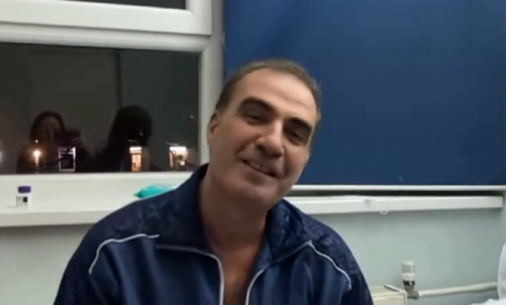 Infektologu Krasniqi jep detaje për gjendjen shëndetësore të këngëtarit Muhamet Sejdiu