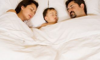 Mos u ankohuni që fëmija nuk dëshiron të flejë pa ju në krevat – kjo në të vërtetë është gjë e mirë