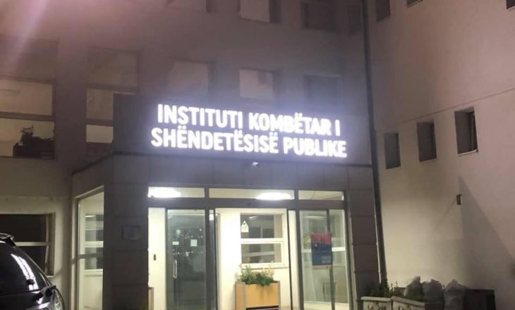 Familjari i pacientit nga Dragashi që u infektua në Prizren i bënë thirrje Institutit: Jemi në ankth, ejani na testoni