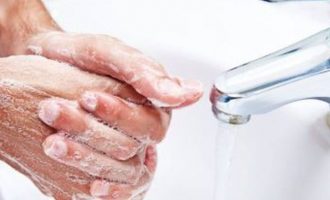 Alkooli apo sapuni e vret më shpejt virusin në trupin e njeriut? Shkencëtarët do t’iu befasojnë me përgjigjen