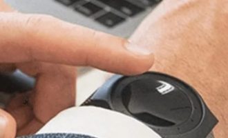 Ora e zgjuar pa ekran që njofton me dridhje dhe drita