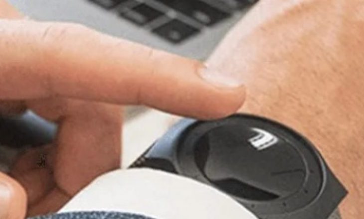 Ora e zgjuar pa ekran që njofton me dridhje dhe drita