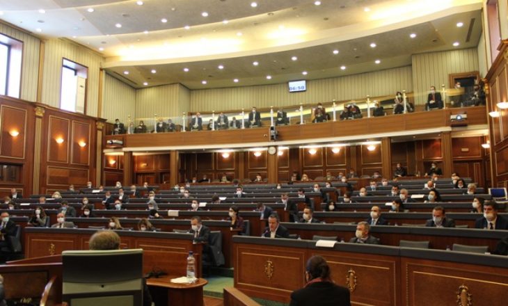 Këshilltari i Kurtit thotë se Kuvendi i ka vetëm 119 deputetë, pasi një deputet e ka humbur mandatin