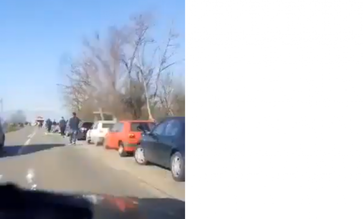 Qytetarët duke pritur në radhë nga ora 05:00 e mëngjesit për miell