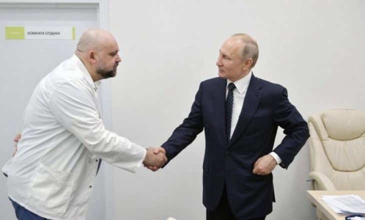 Del pozitiv me koronavirus mjeku që javën e kaluar i shtrëngoi duart me Putinin