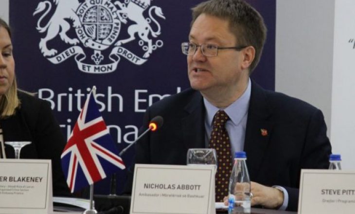 Britania e Madhe bën thirrje që të respektohet Kushtetuta pas votimit të mocionit