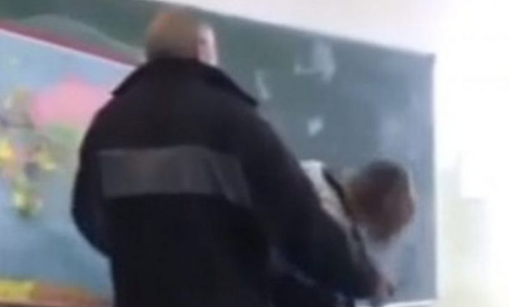 Ia qethi flokët në klasë nxënësit – Merret vendim për mësuesin në Gjilan