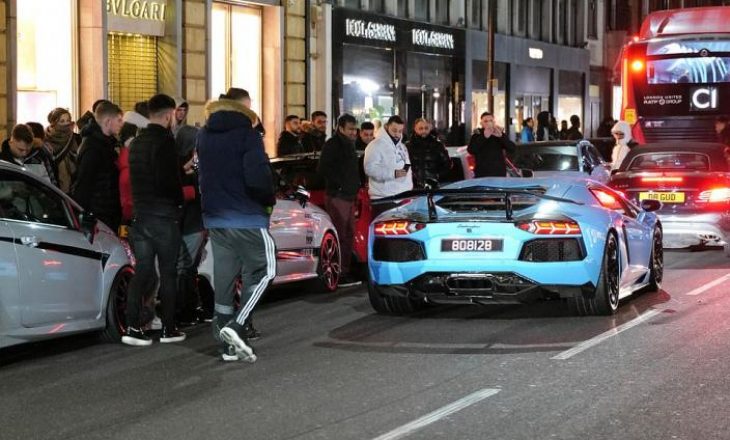 Britanikët kundër rregullave, pasi u mbyllen lokalet nisin garat me makinat luksoze