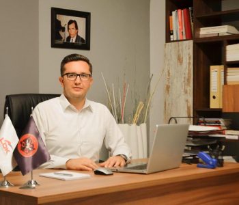 Skandali i Besian Mustafës – amniston dhe e merre në miting zyrtarin e akuzuar të Ministrisë së Bujqësisë