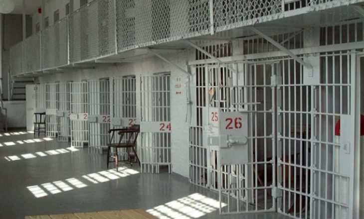 Koronavisuri: Ndalohen vizitat në burg