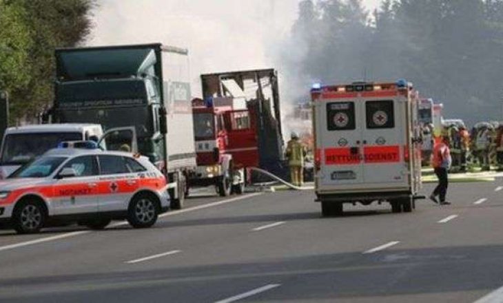 Digjet një autobus në Gjermani: 31 të lënduar dhe 17 të zhdukur