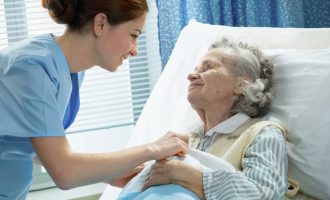 Koronavirusi / A janë të rrezikuar vetëm të moshuarit nga ky virus?