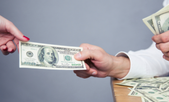 Flet eksperti: A përbëjnë paratë rrezik për tu infektuar nga Covid-19