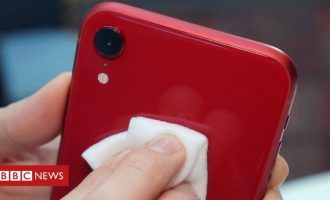 Coronavirusi: BBC me video që tregon se si duhet ta pastroni celularin tuaj