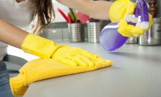 Dezinfektoni këta pesë artikuj që ta mbroni veten dhe familjen