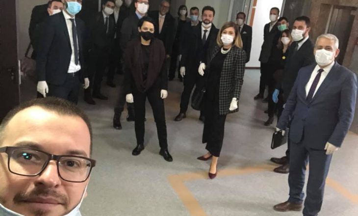 Deputetët e Vetëvendosjes arrijnë në Kuvend me maska