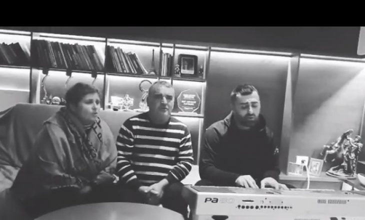 Këngëtari shqiptar i izoluar në shtëpi, sjell duet me nënën dhe babin