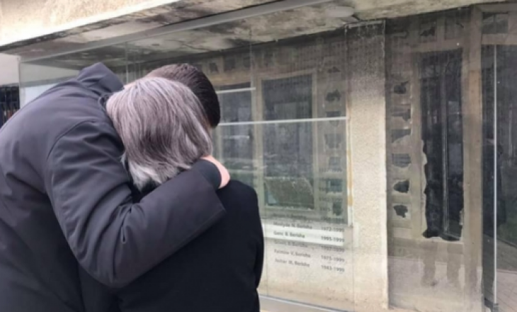 Gramoz Berisha dhe nëna e tij përkujtojnë 52 familjarët e vrarë nga forcat serbe