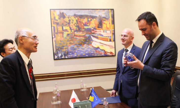 Konjufca nuk i përmbahet udhëzimeve kundër koronavirusit