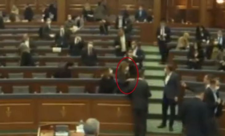 Eskalon Mimoza Kusari – bën gjest të turpshëm pasi rrëzohet Qeveria Kurti