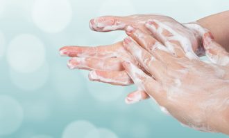 Duart e thata, kështu mund t’i shëroni pasi i keni larë shpesh për shkak të koronavirusit