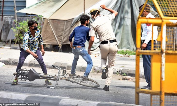 Koronavirusi, India rreh me kamzhik këdo që del nga shtëpia