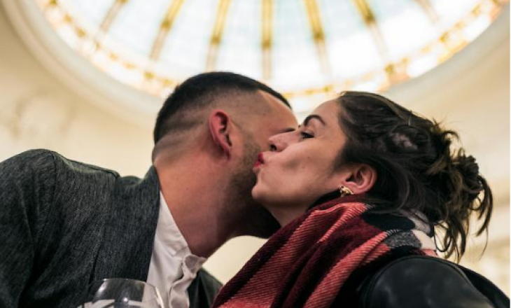 Franca ndalon përshëndetjet me puthje, për ta luftuar koronavirusin