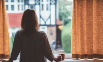 Këshillat e mjekëve psikiatër për të përballuar mendërisht izolimin