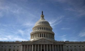 Kongresi amerikan miratoi 100 miliardë dollarë ndihmë për punëtorët e prekur nga Koronavirusi