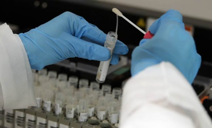 Dy mjekë dhe një infermiere të infektuar në spitalin e Kumanovës