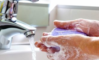 “Lufta” kundër koronavirusit, arsyeja kimike pse shkuma e sapunit është vërtetë arma më efektive