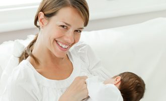 Koronavirusi: Këshilla për nënat që ushqejnë fëmijët me gji