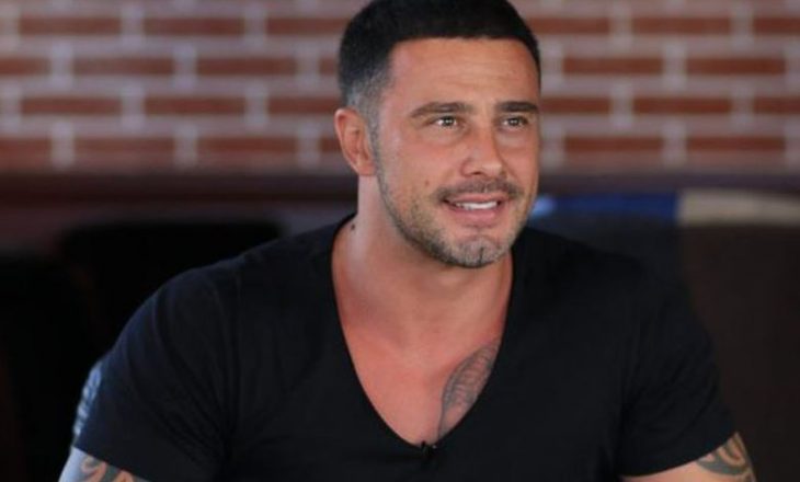 Robert Berisha ia përmend tezen komentuesit i cili kritikon këngëtarin