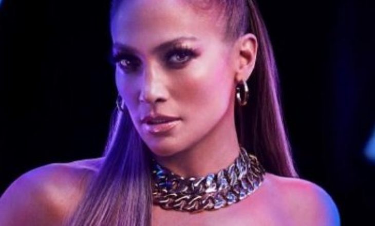 Jennifer Lopez ekspozon linjat trupore nga plazhi