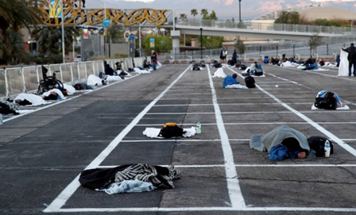 Të pastrehët në Las Vegas caktohen të flenë 2m larg në parkingun e qendrës tregtare