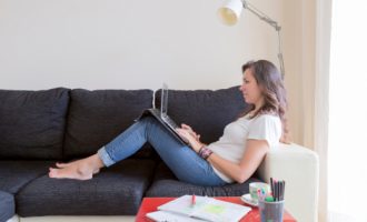 Të këqijat e të punuarit shtrirë nga shtëpia