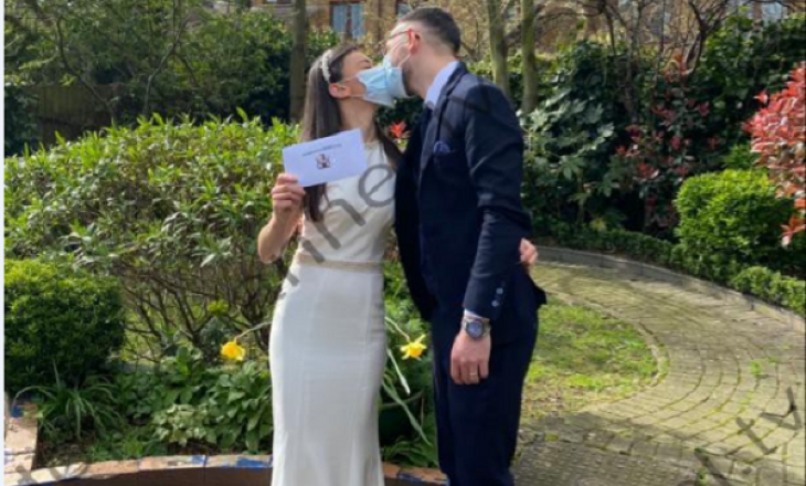 Dy të rinjtë shqiptarë “sfidojnë” koronavirusin në Londër, martohen me maska